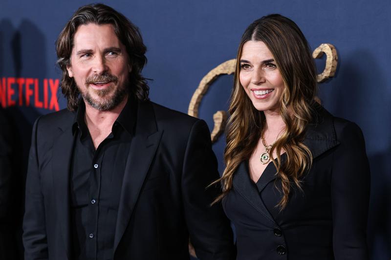 Christian Bale alaturi de actrita Sibi Blazic la premiera „The Pale Blue Eye”, un film pe care l-a facut pentru Netflix