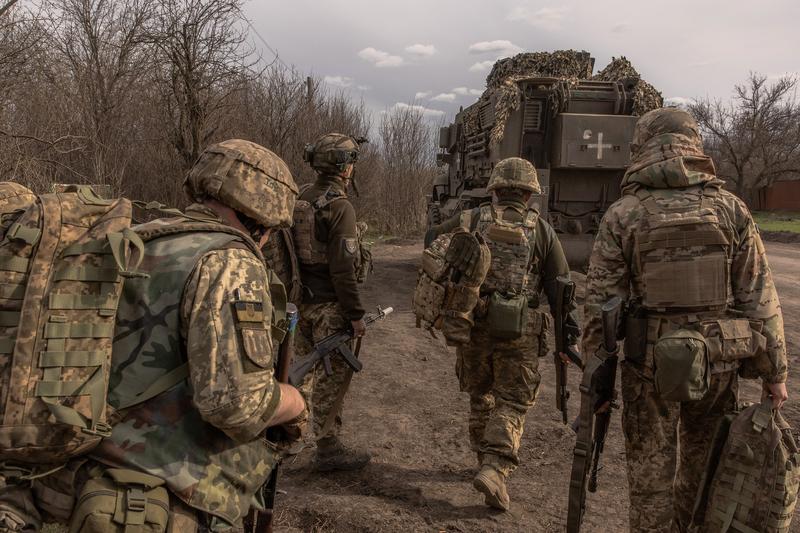 Soldați ucraineni care se pregătesc să plece spre frontul din Avdiivka, regiunea Donețk
