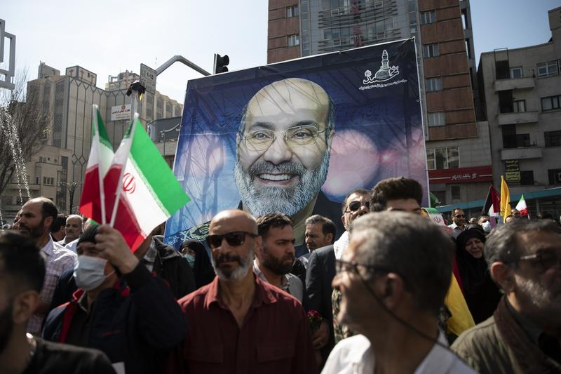Iranieni cu portretul generalului ucis Mohammad Reza Zahedi