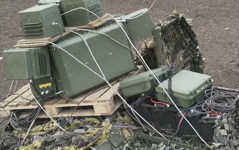 Echipamente de război electronic legate de ruși pe un tanc