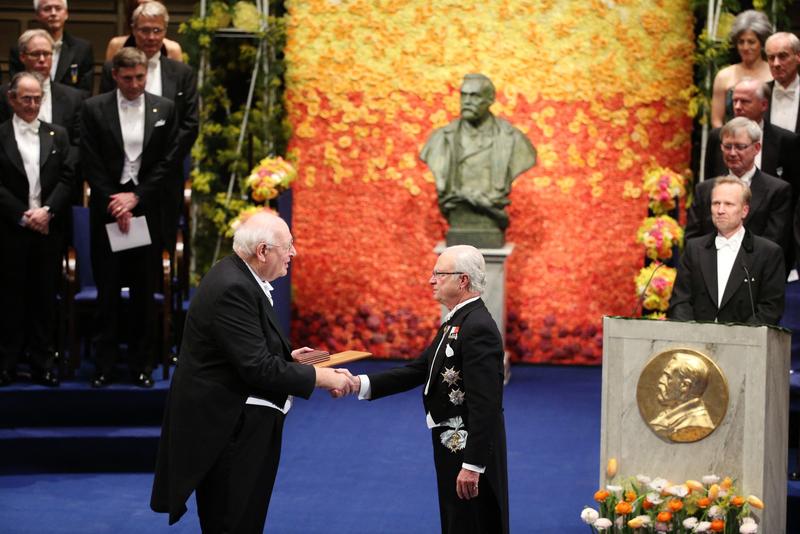 Angus Deaton primind medalia Nobel de la regele Carl Gustaf al Suediei in 2015