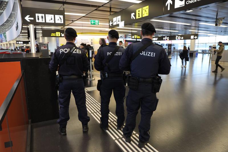 Polițiști pe aeroportul din Viena 