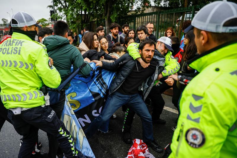 Poliția turcă intercize oamenilor să  ajungă în Piața Taksim de 1 Mai