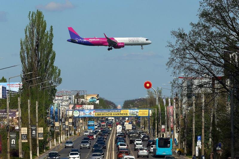 Un avion Wizz Air aterizează pe aeroportul din București