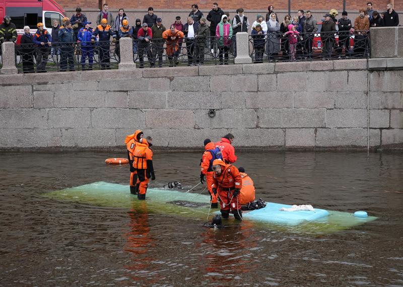 Salvatorii ruși au intervenit să recupereze victimele după ce un autobuz a căzut de pe un pod în Sankt Petersburg