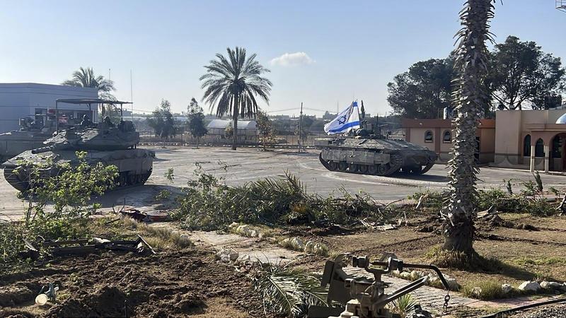 Un tanc al armatei israeliene intră în orașul Rafah din Fâșia Gaza, pe 7 mai 2024.