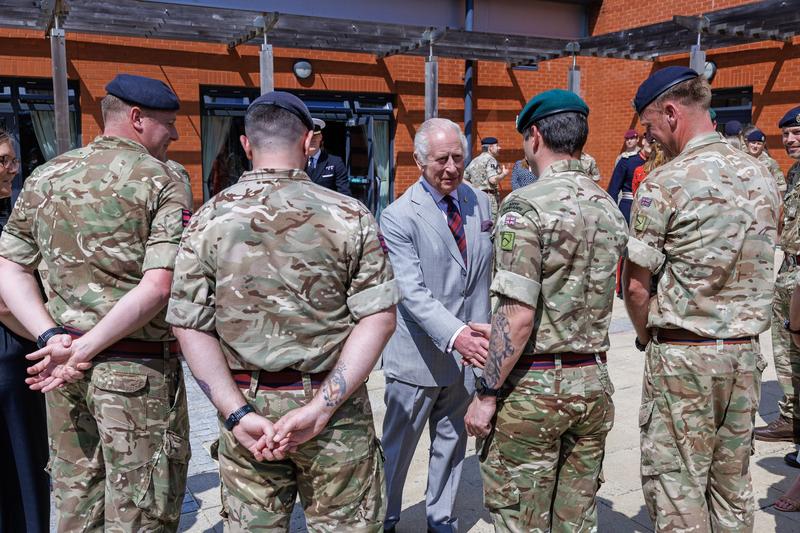 Regele Charles al III-lea se întâlnește cu soldații britanici în timpul unei vizite la Școala Regală de Inginerie Militară din Minley, Regatul Unit, pe data de 9 mai 2024.