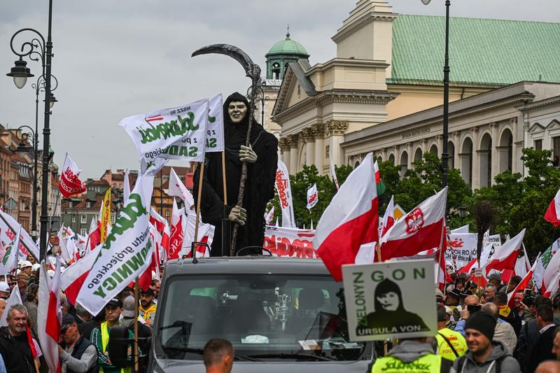 Fermierii polonezi iau parte la un protest împotriva Green Deal și a importului de cereale ucrainene, în Varșovia, pe 10 mai 2024. 