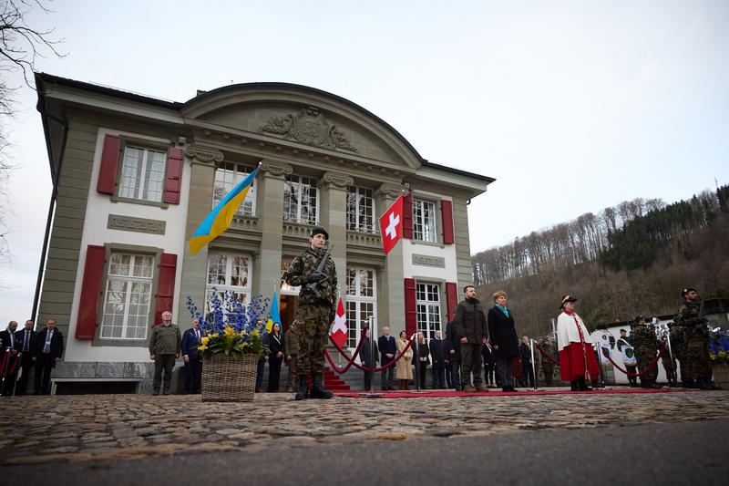 Președintele ucrainean Volodimir Zelenski discută cu președintele Confederației Elvețiene, Viola Amherd, în timpul unei vizite lucru la Berna, pe 15 ianuarie 2024.