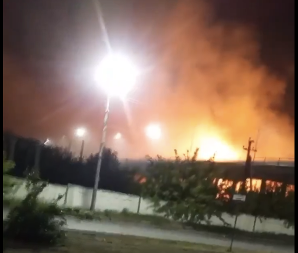 Explozie urmata de incendiu depozit de petrol in Lugansk, ocupata de rusi