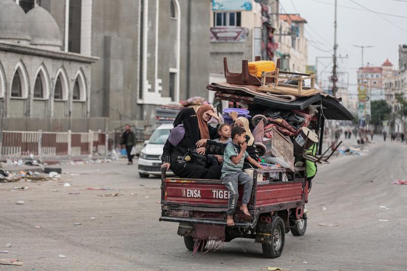 Rafah, Fâșia Gaza, 10 mai 2024: Palestinienii care locuiesc în diferite zone ale orașului, unde atacurile israeliene sunt deosebit de intense, fug spre zone pe care le percep ca fiind mai sigure.