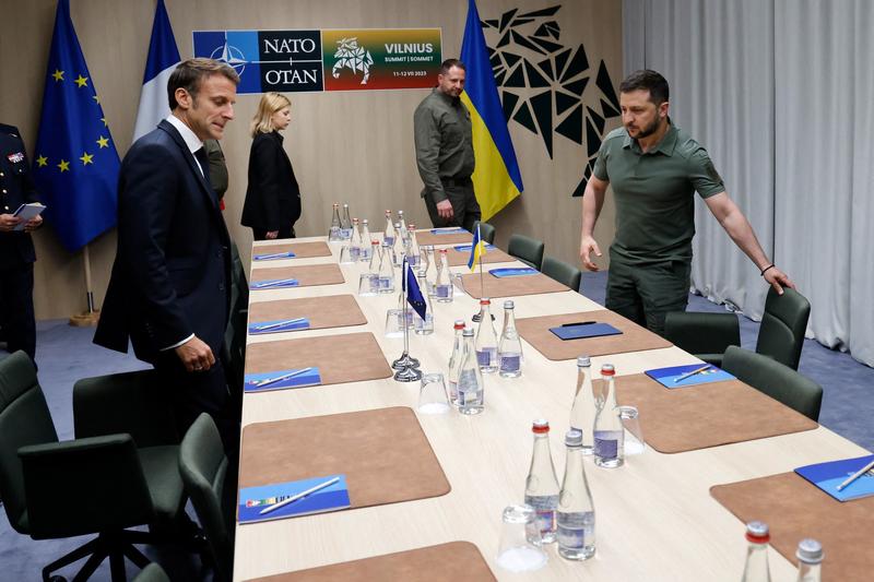 Președintele francez Emmanuel Macron (stânga) și președintele ucrainean Volodimir Zelenski, în cadrul unei întâlniri în marja summitului NATO, la Vilnius, pe 12 iulie 2023.