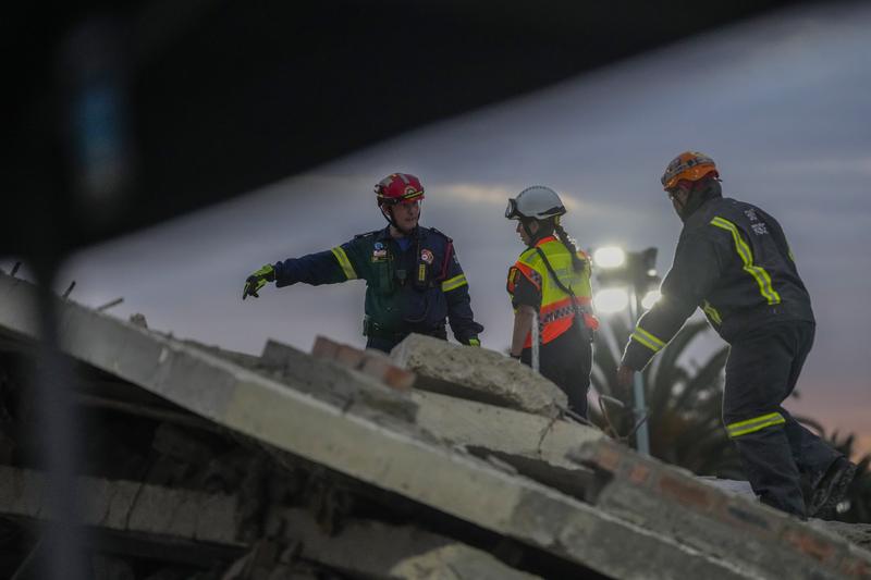 Salvatorii desfășoară operațiuni de căutare după ce o clădire s-a prăbușit în George, Africa de Sud, 8 mai 2024.