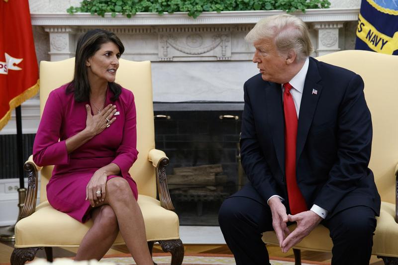 Președintele Donald Trump se întâlnește cu ambasadorul demisionar al SUA la Națiunile Unite, Nikki Haley, în Biroul Oval de la Casa Albă, pe data de 9 octombrie 2018, la Washington