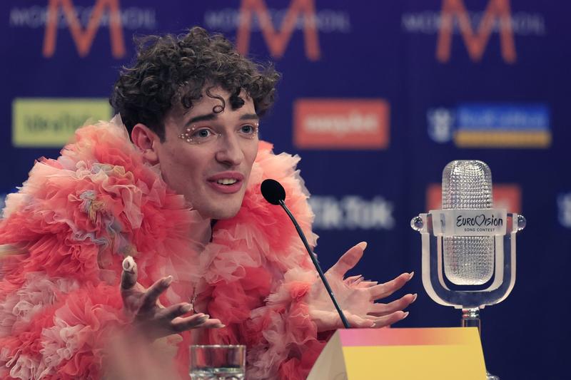 Nemo a spart trofeul câștigat la Eurovision 2024 pe scenă