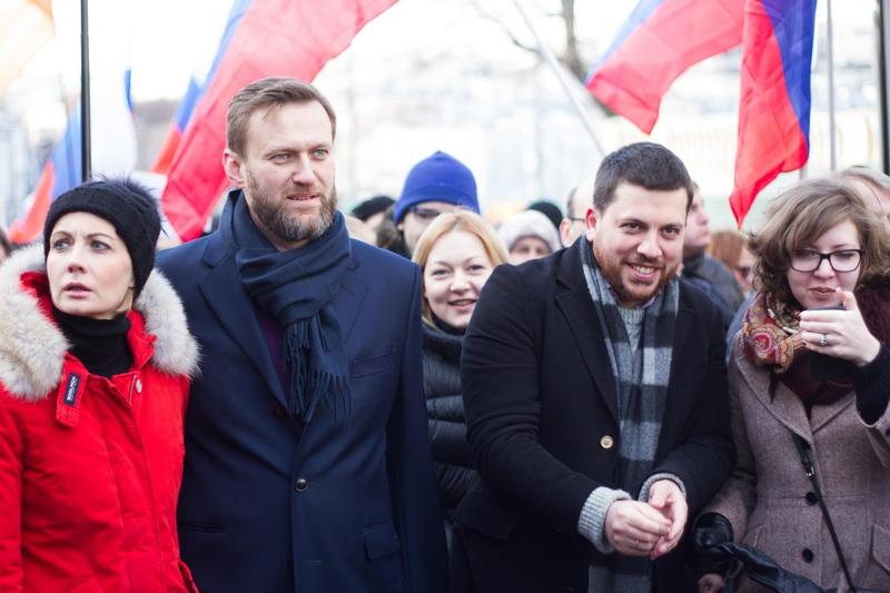 Aleksei Navalnîi, alături de echipa sa la un miting în 2016 în memoria lui Boris Nemțov