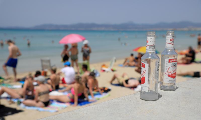Sticle de alcool, într-o zi caldă de vară pe plaja Arenal din Palma de Mallorca, Spania, 7 iulie 2023. 