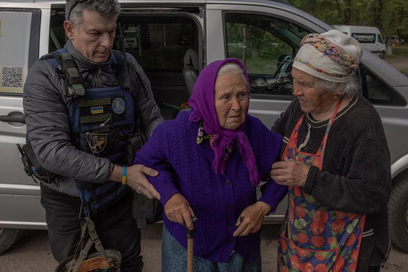 Batrani evacuati din Vovceansk, Harkov, din cauza inaintarii fortelor ruse