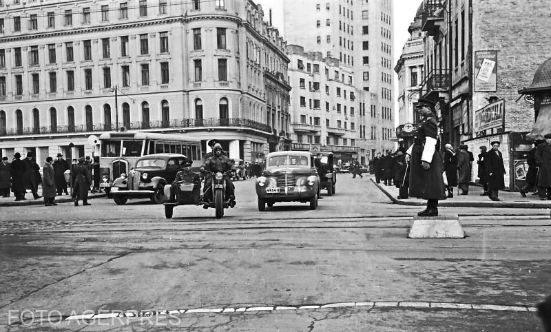 Agent de circulatie, dirijand traficul, pe Calea Victoriei - 1950