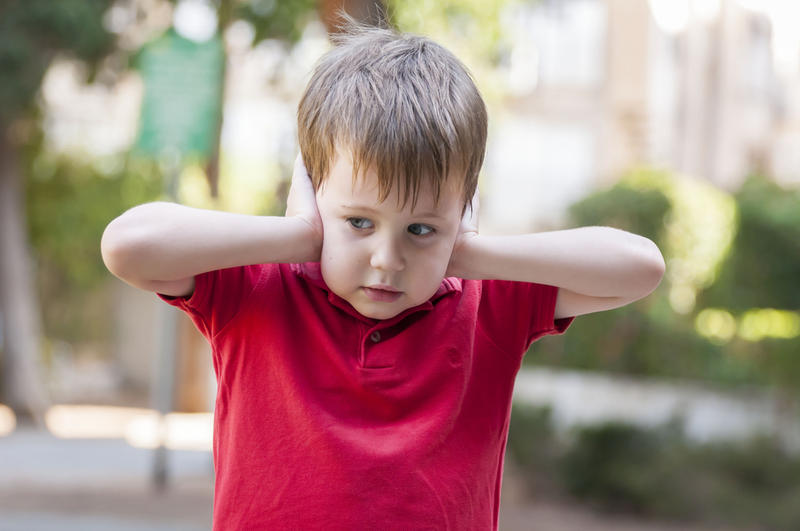 Copiii cu autism sunt sensibili la sunete și evită contactul vizual cu alte persoane