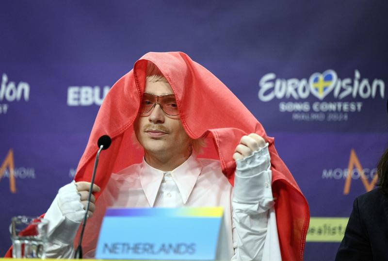 Joost Klein, reprezentantul Olandei, și-a pus steagul în cap în timpul unei conferințe de presă după a doua semifinală a concursului Eurovision, la Malmo Arena, în Malmo, Suedia, joi, 9 mai 2024