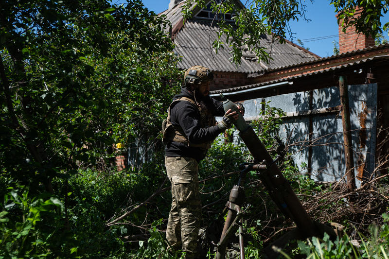 Soldat ucrainean în zona localității New York din regiunea Donețk