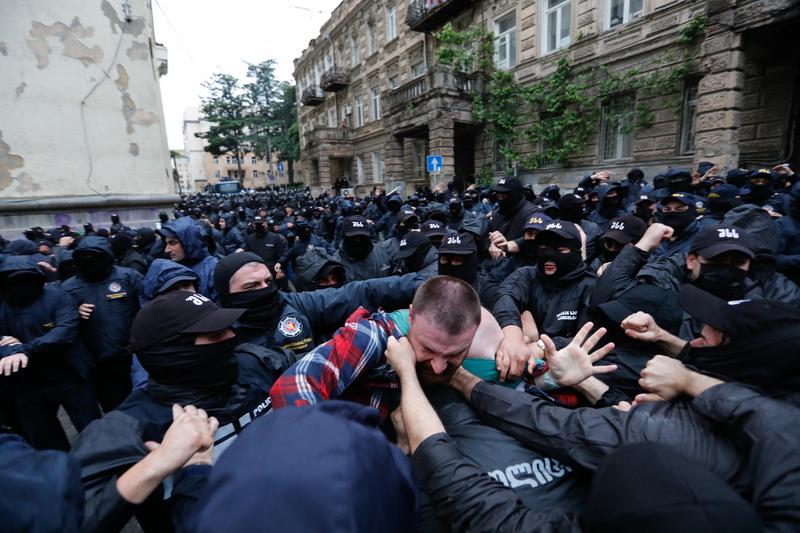 Forțe masive de poliție lângă parlamentul din Georgia, după proteste cu zeci de mii de oameni