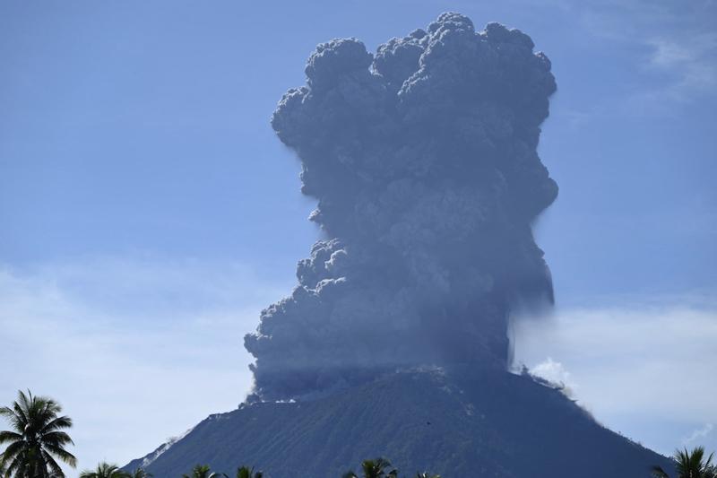 Muntele Ibu este unul dintre cei mai activi vulcani din Indonezia