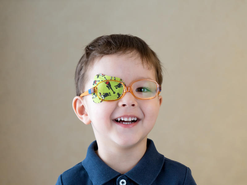 Toţi părinţii care sunt purtători de ochelari ar trebui să meargă cu copiii la un consult oftalmologic în jurul vârstei de 3 ani