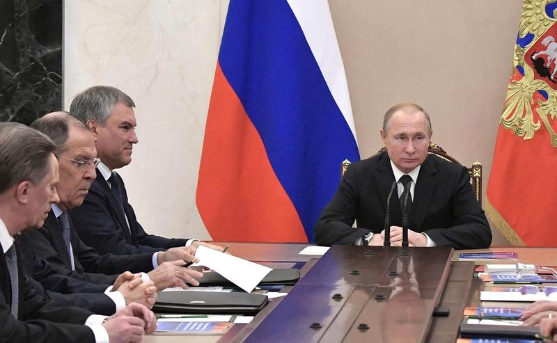 Vladimir Putin si Serghei Lavrov la o sedinta a Consiliului rus de Securitate