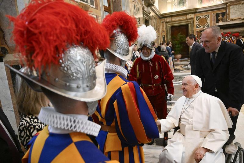 Papa Francisc alaturi de membri ai Garzii Elvetiene, care ii asigura securitatea