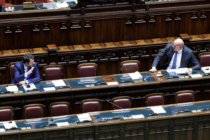 Matteo Salvini (stanga) si ministrul italian al apararii Guido Crosetto in parlamentul de la Roma