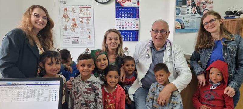 La cabinet, dr. Valentin Pantea alături de micuții din satul Bicăcel, unde este medic de familie