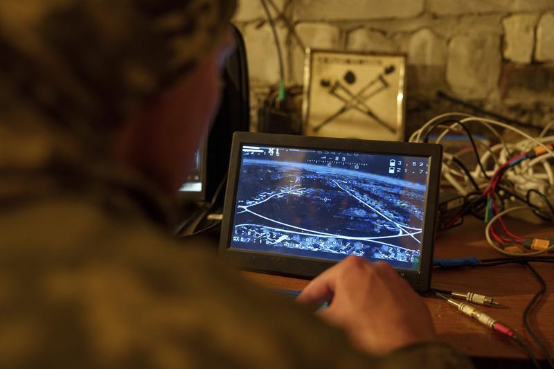 Militar ucrainean operând o dronă kamikaze pentru a lovi forțele ruse