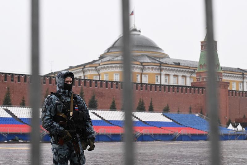 Polițist rus, în fața Kremlinului