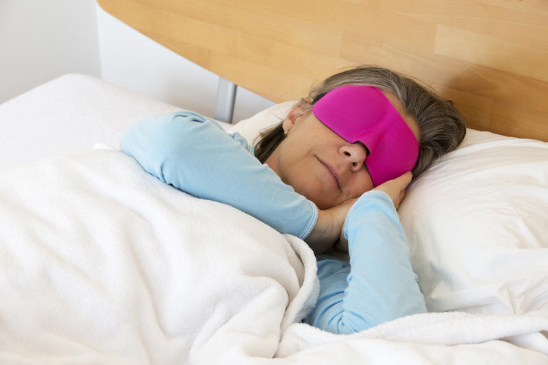 Draperiile opace sau masca pentru dormit pot fi extrem de utile în timpul somnului