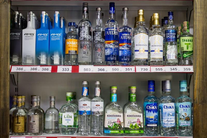 Sticle de vodcă într-un magazin din Rusia, aprilie 2023