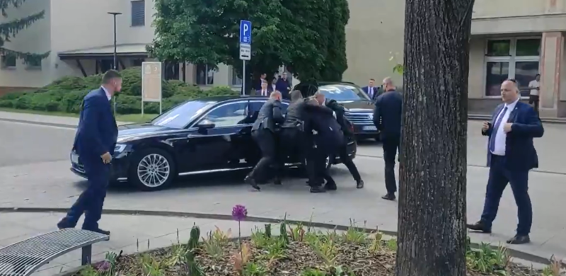 Robert Fico, dus spre mașină după ce a fost împușcat