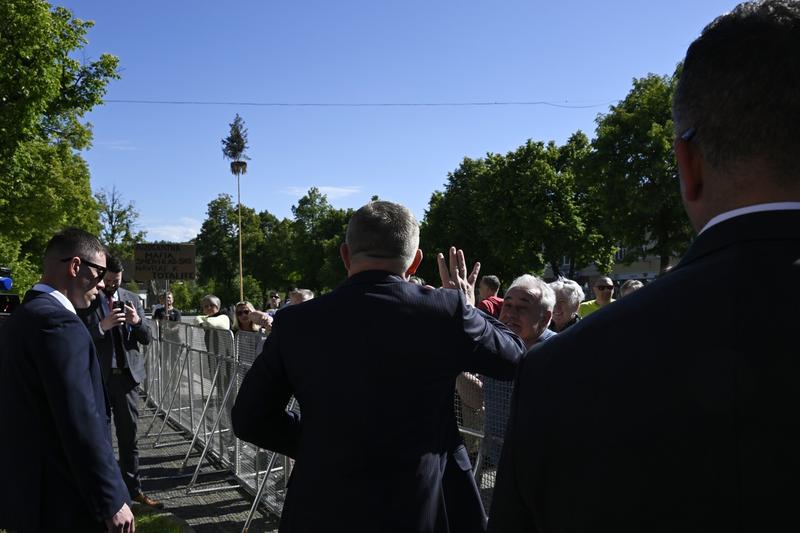 Premierul slovac Robert Fico face cu mâna mulțimii înainte de ședința de guvern din orașul Handlova, înainte de a fi împușcat