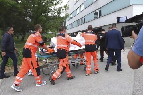 Robert Fico, pe targă la sosirea la spitalul din Banska Bystrica
