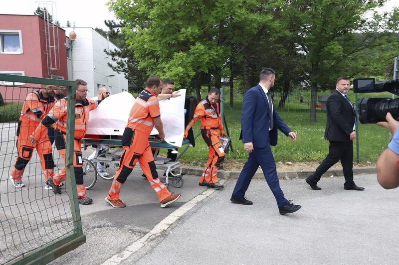 Premierul Slovaciei, Robert Fico, transportat spre spital