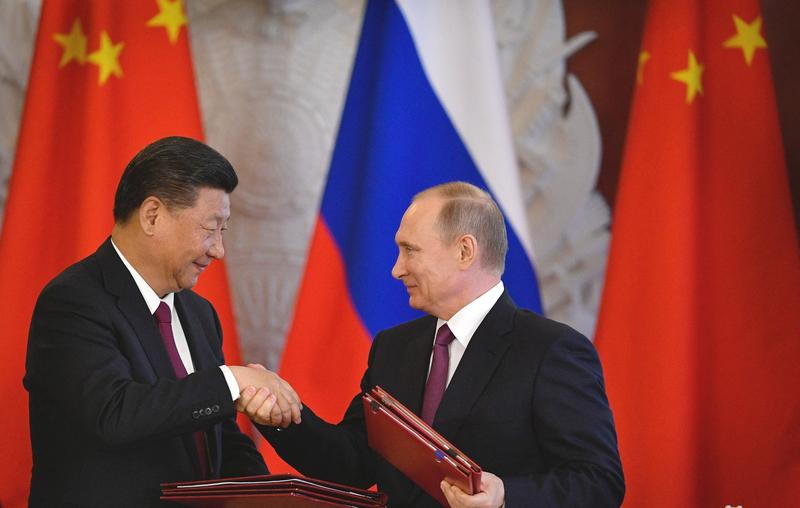Președintele rus Vladimir Putin cel al Chinei, Xi Jinping, în timpul unei ceremonii la Kremlin, în Moscova, pe 4 iulie 2017.