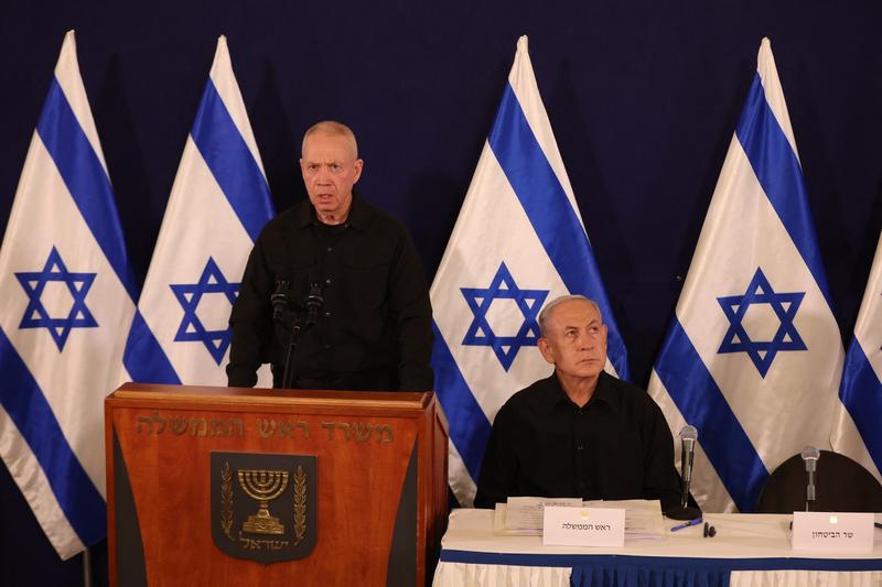 Ministrul israelian al apărării Yoav Gallant și premierul Benjamin Netanyahu, într-o conferință de presă la baza militară Kirya din Tel Aviv, pe 28 octombrie 2023.