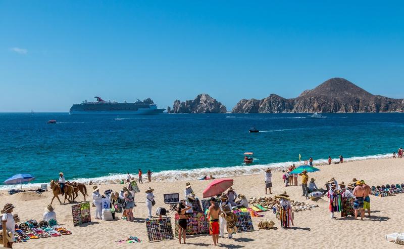 Turiști pe plajă în Cabo San Lucas, Mexic