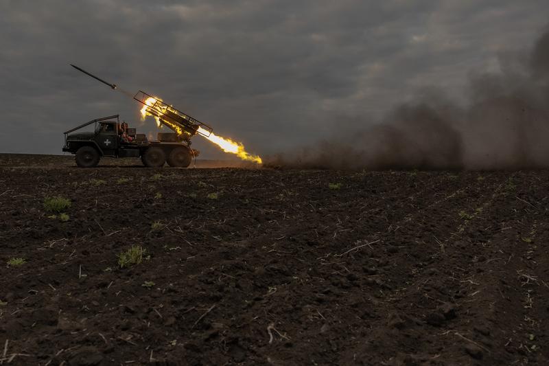 Militarii ucraineni din Brigada 92 de Asalt trag cu lansatoare de rachete multiple BM-21 Grad spre pozițiile rusești, în regiunea Harkov, la 15 mai 2024