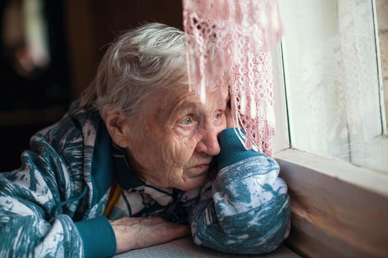 În România, 1,4 milioane de vârstnici trăiesc singuri