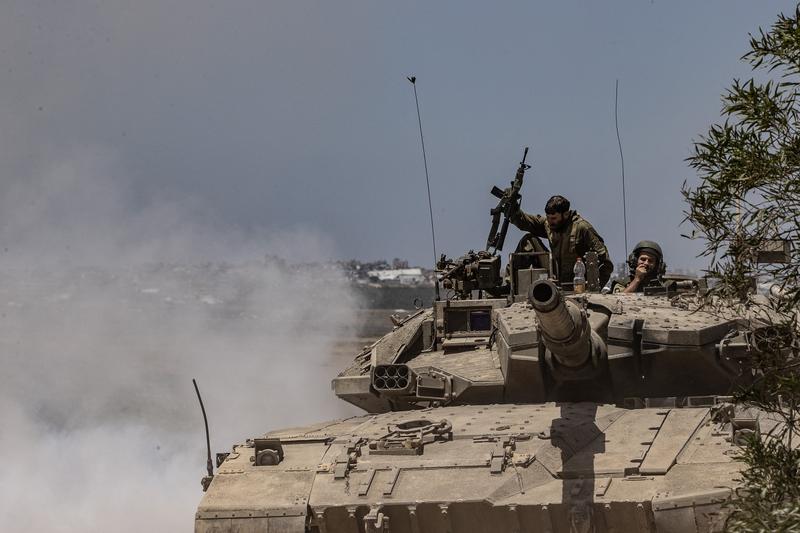 Soldați și tancuri israeliene mobilizați în apropiere de granița cu Fâșia Gaza, pe 16 mai 2024. 