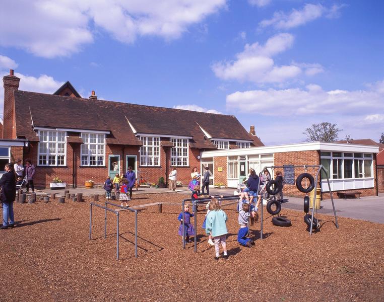 Locul de joacă al școlii Holy Trinity Primary School, din Berkshire, Anglia, Regatul Unit.