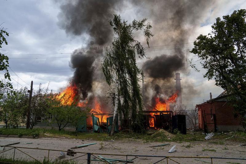 Rezidenții ucraineni sunt nevoiți să fugă din orașul Vovceansk, din regiunea Harkov, în timp ce forțele ruse câștigă teren.