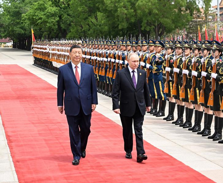 Președintele chinez Xi Jinping îl primește pe Vladimir Putin la Beijing, joi 16 mai 2024.